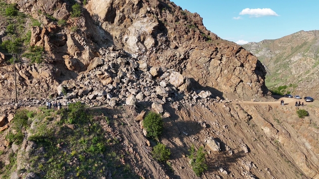 Dev kayalar yine yolu kapattı
Kemerkaya ve Sütkans mahalleleri arasındaki yolda meydana gelen heyelan, ulaşımı durdurdu
Ekiplerin çalışması sonucu yol yeniden ulaşıma açılırken, mahalle sakinleri kalıcı çözüm istedi