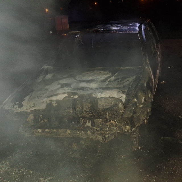Tokat'ta yangın çıkan otomobilde hasar meydana geldi