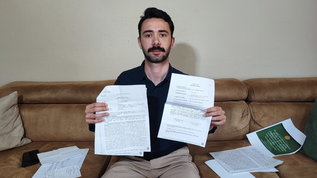 IBAN'ını verdi, Interpol ile aranıp ABD'de yakalandı
Adana'da çocukluk arkadaşı ve komşusuna IBAN'ını verdiği için adı dolandırıcılık olayına karışan bir kişi, 9 yıl 4 ay hapis cezası aldı
Ceza alınca ABD'ye giden genç Interpol ile aranması çıkartılarak yakalanıp, Türkiye'ye iade edildi
