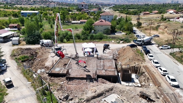 Başkan Er, temel atma töreninde beton dökümünü durdurdu
Başkan Sami Er, standartlara uymayan beton dökümünü durdurdu