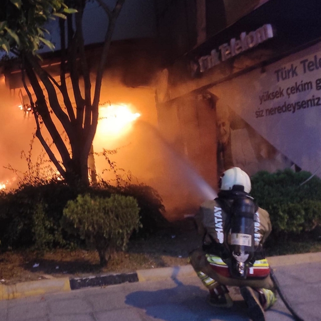 İskenderun'da iş yeri alevlere teslim oldu