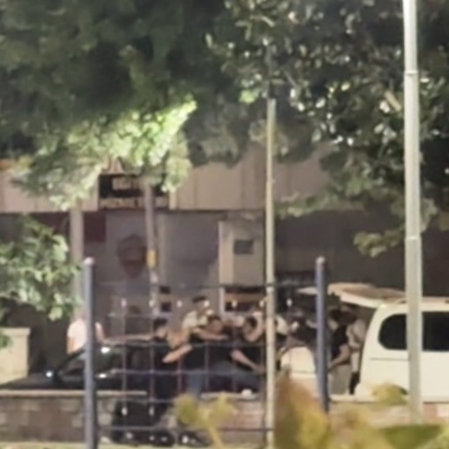 Parkta tekme tokatlar havada uçuştu