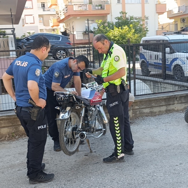 Polisi karşısında görünce motosikleti bırakıp kaçtı
Plakası, muayenesi ve s...
