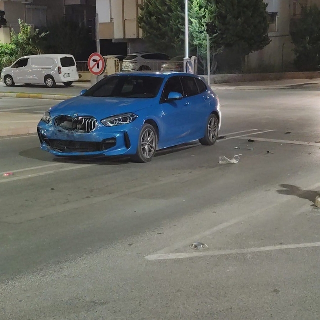 Manavgat'ta iki otomobil çarpıştı, sürücüler kazayı yara almadan atlattı
