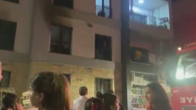 Alevlerin yükseldiği apartman dairesinde dumandan etkilenen 3 kişiyi itfaiye kurtardı