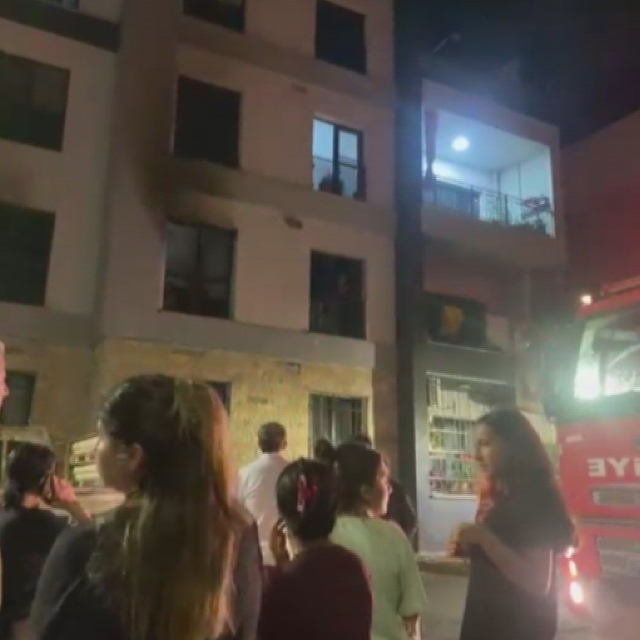 Alevlerin yükseldiği apartman dairesinde dumandan etkilenen 3 kişiyi itfaiy...