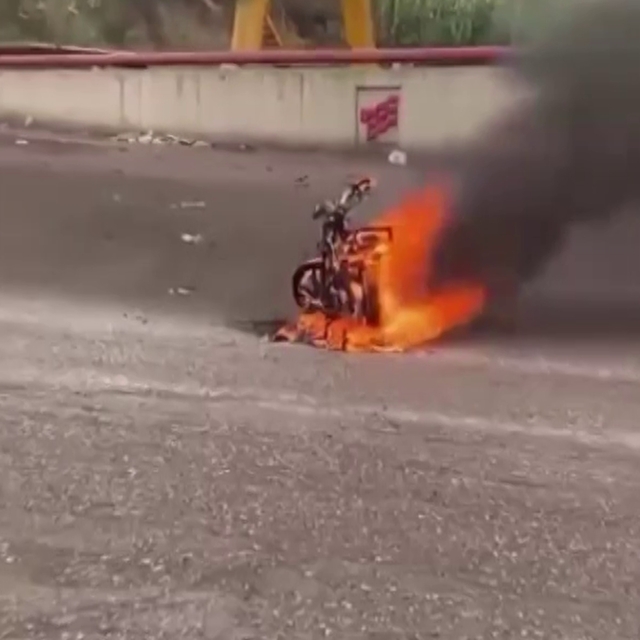 Seyir halindeki motosiklet alevlere teslim oldu