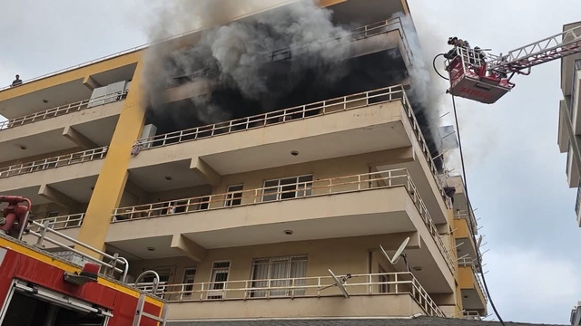 İskenderun'da apartman dairesinden alevler yükseldi