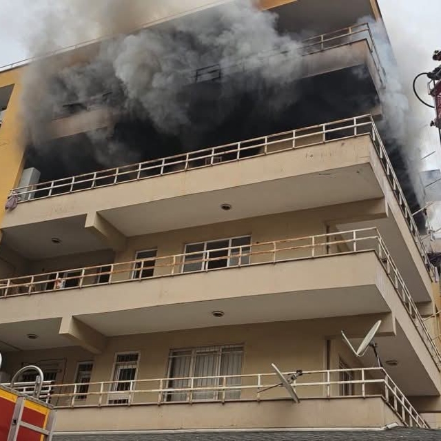 İskenderun'da apartman dairesinden alevler yükseldi