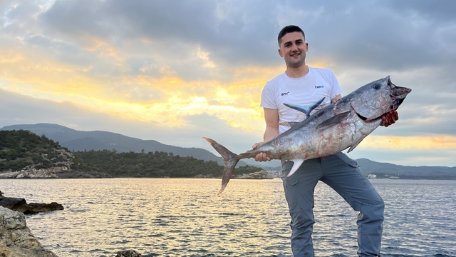 İzmir'de inanılmaz av: Kıyıdan dev orkinos yakaladılar, o anlar kamerada
İzmir'de kıyıdan dev orkinos avı: Saatlerce süren nefes kesen mücadele kamerada