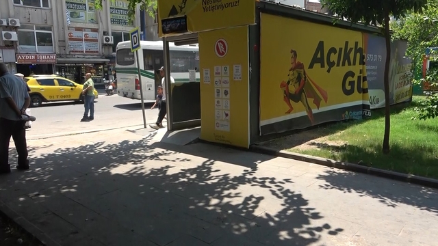 Klimalı duraklar devre dışı bırakıldı, vatandaş gölgeye sığındı