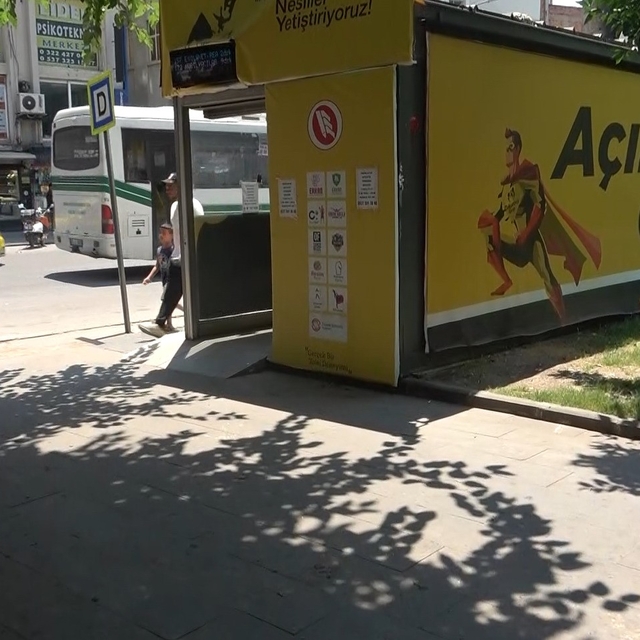 Klimalı duraklar devre dışı bırakıldı, vatandaş gölgeye sığındı