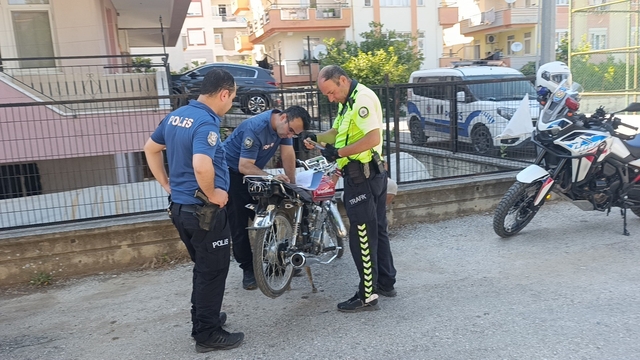 Polisi karşısında görünce motosikleti bırakıp kaçtı
Plakası, muayenesi ve sigortası bulunmayan hacizli motosikletin sahibine 50 bin lira ceza kesildi