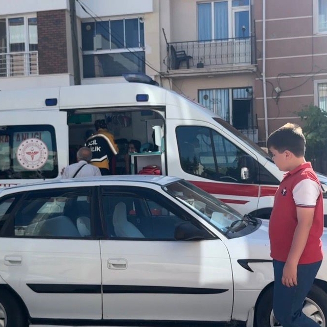 Benzin doldurulan motorlu tırpan alev aldı, çıkan yangında 2 kişi dumandan...