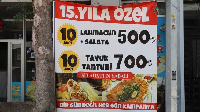 Ucuz sattı başı derde girdi, yapılan denetimde uygunsuzluk bulunamadı
Sivas'ta 200 TL'ye satılan lahmacunun tanesini 50 TL'den satan işletme şikayet edildi, Ticaret Müdürlüğü tarafından şikayet üzerine yapılan denetimlerde uygunsuzluk bulunamadı