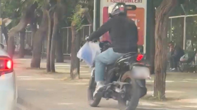 Trafiği beklememek için kaldırımdan yoluna devam etti
Yollardaki araç sıkışıklığı onlar için problem değil