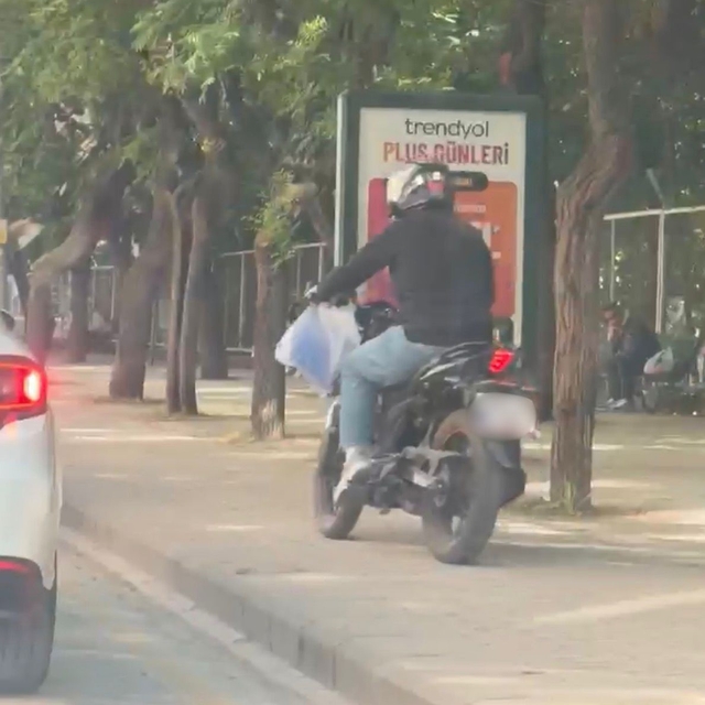 Trafiği beklememek için kaldırımdan yoluna devam etti
Yollardaki araç sıkış...