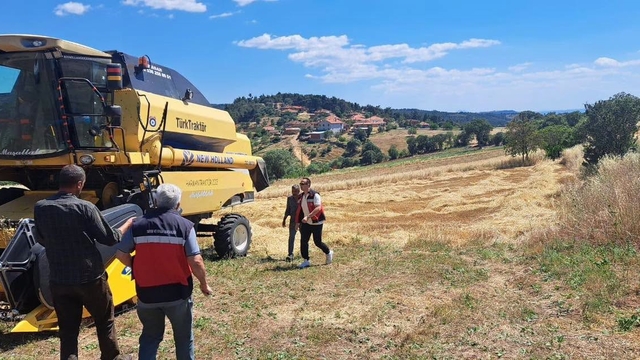 Gediz'de biçerdöverle hasat kontrolü