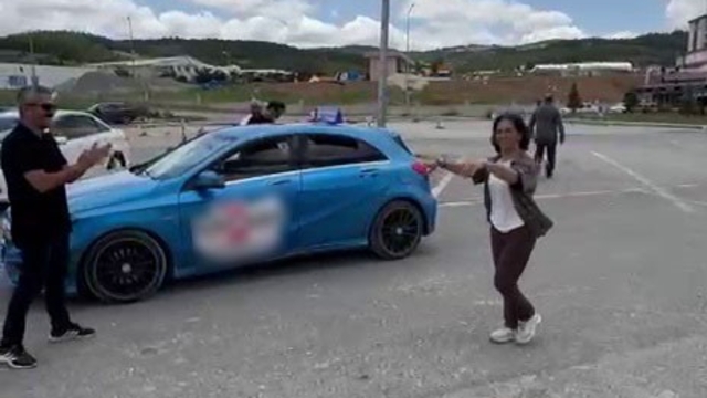 Annesinin mezarını ziyaret edebilmek için 56 yaşında ehliyet aldı, sevincini Kafkas dansıyla kutladı