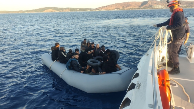 İzmir açıklarında göçmen operasyonu: 4'ü çocuk 65 düzensiz göçmen yakalandı