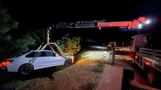 Ağaçlık alana uçan otomobilin acil çağrı sistemi ekipleri harekete geçirdi