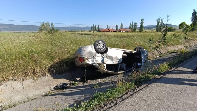 Devrilen otomobilde bir kişi öldü, 3 kişi yaralandı