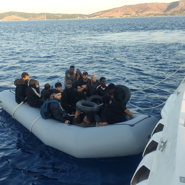 İzmir açıklarında göçmen operasyonu: 4'ü çocuk 65 düzensiz göçmen yakalandı