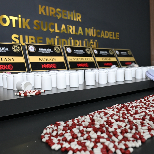 Kırşehir'de 4 bin 973 uyuşturucu hapla yakalanan 2 zanlı tutuklandı