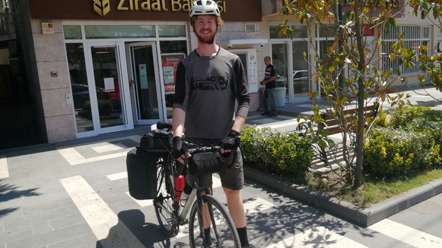 Kız arkadaşından ayrılınca dünya turuna çıkan genç gezgin bir yılda 8 bin kilometre pedal çevirdi