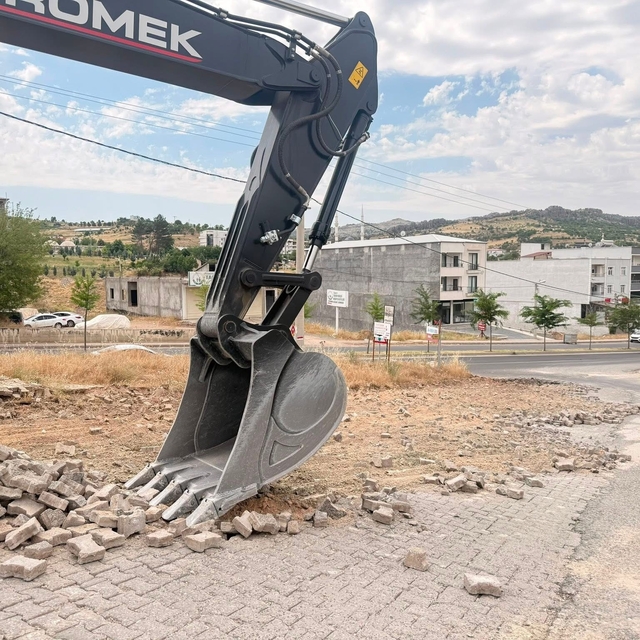 Çermik'te yol yapımı gecikti başkan özür diledi