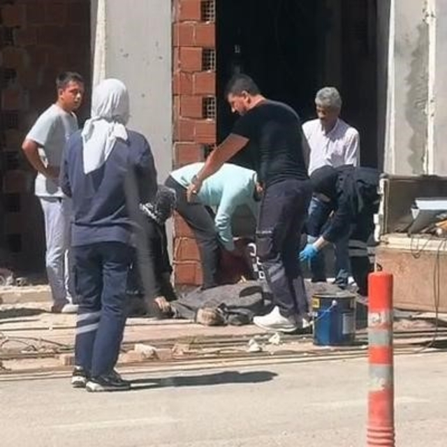 Elektrik akımına kapılıp inşaattan düşerek öldü