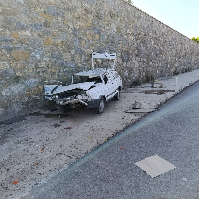Uşak'ta kamyon ile çarpışan otomobilin sürücüsü yaralandı
