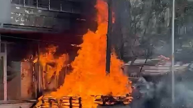 Yangında 5 kişi dumandan etkilendi