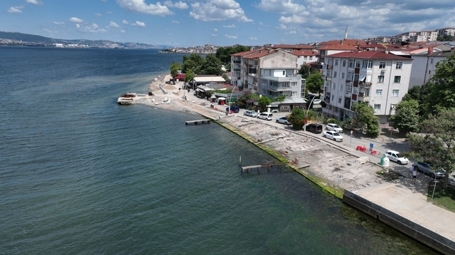 Kocaeli'nin gözde sahili Değirmendere'de dalgakıran ve yeni yol mesaisi