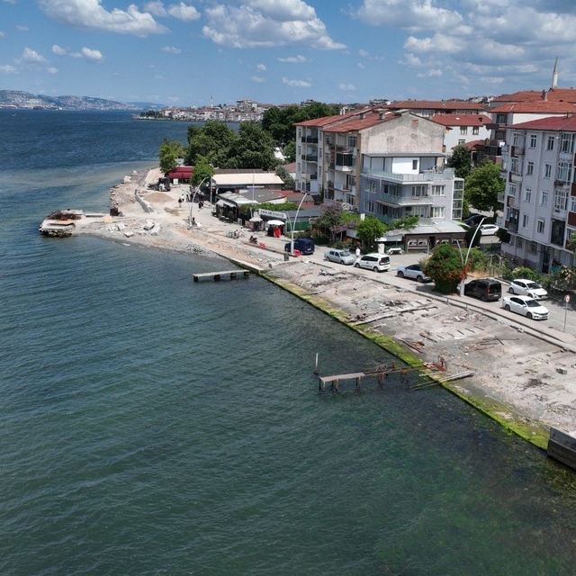 Kocaeli'nin gözde sahili Değirmendere'de dalgakıran ve yeni yol mesaisi
