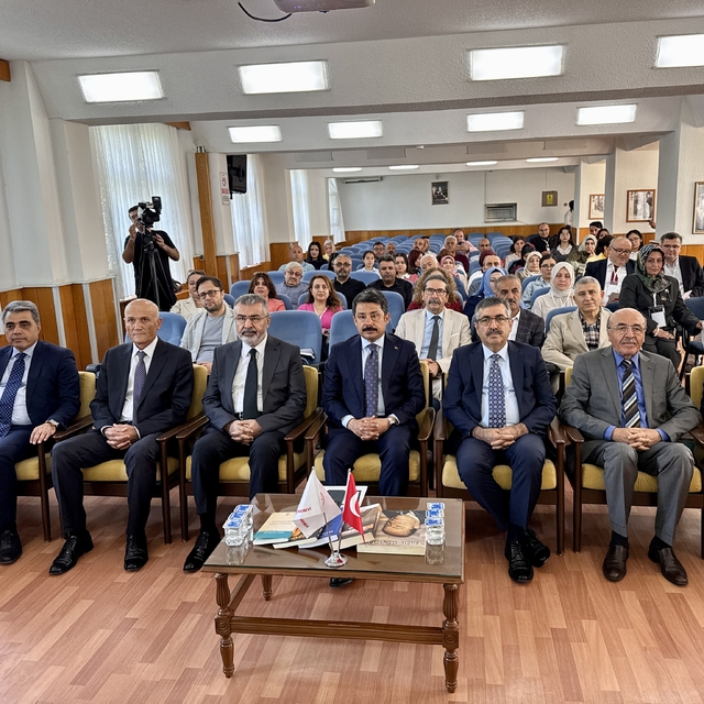 Kırşehir'de "Erol Güngör-Peyami Safa Öğretmen Okumaları" programı düzenlend...