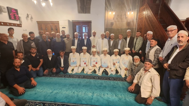 Kur'an bülbülleri hafızlık belgelerini tarihi Bakırcı Camii'nde aldı
