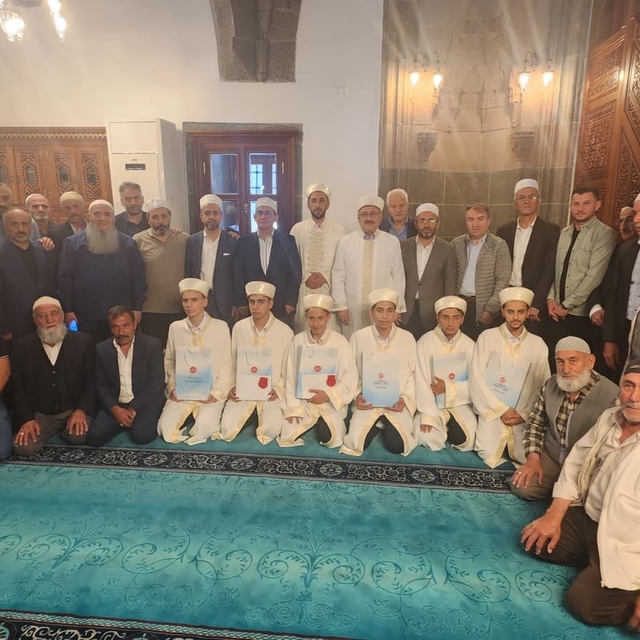 Kur'an bülbülleri hafızlık belgelerini tarihi Bakırcı Camii'nde aldı
