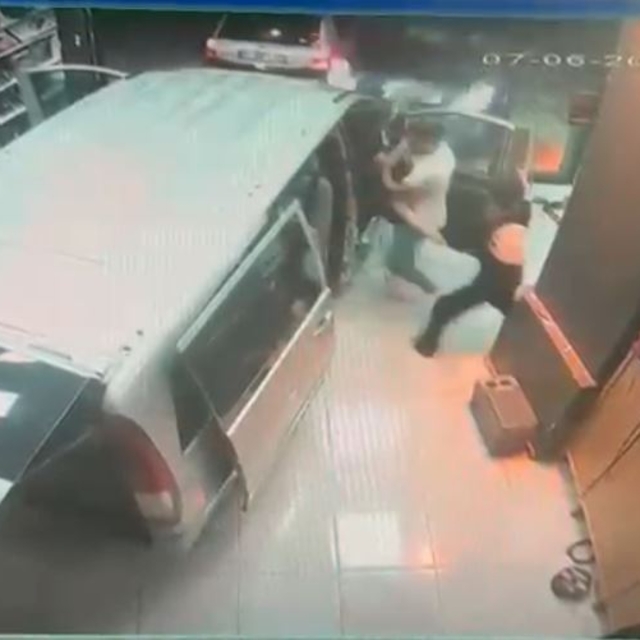 Otomobil, oto aksesuar dükkanına daldı; kaza kamerada