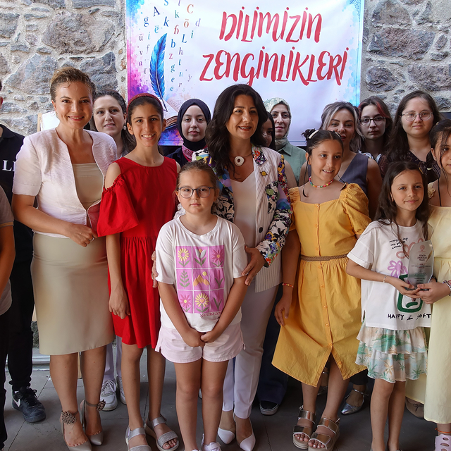 İzmir'de "Dilimizin Zenginlikleri" projesinin yıl sonu şöleni ve ödül tören...