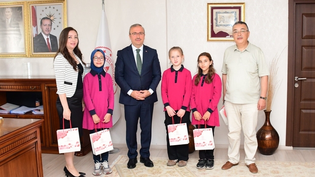 Ortaokul öğrencilerinden Gazze'deki yaşıtları için anlamlı kitap
Çocukların kaleme aldığı eser İl Milli Eğitim Müdürü Sinan Aydın'a takdim edildi
İl Milli Eğitim Müdürü Sinan Aydın:
"Çocuklarımızın kaleminden yükselen bu ses; vicdanın, merhametin ortak çağrısıdır"