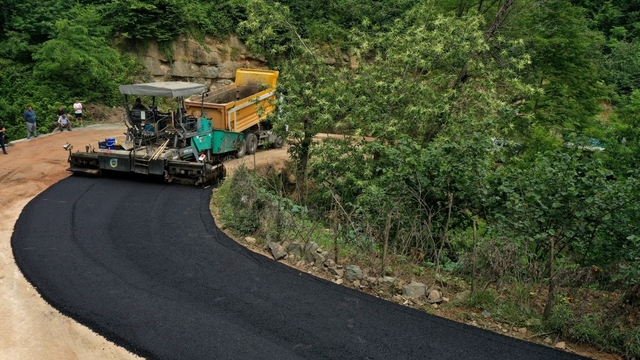 Ordu'nun kırsalında sıcak asfalt çalışmaları