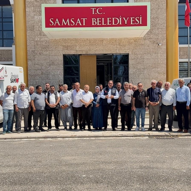Başkan Fırat, iki aracı şahsi bütçesi ile alarak belediyeye hibe etti