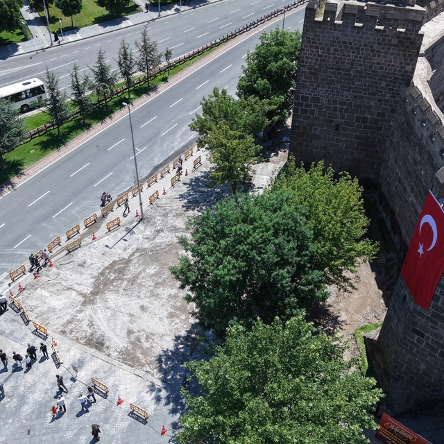 Cumhuriyet meydanında yenileme çalışması aralıksız sürüyor