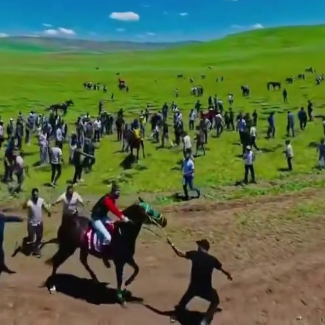 At yarışındaki  görüntüler harekete geçirdi:  Ata uygunsuz müdahaleye soruş...