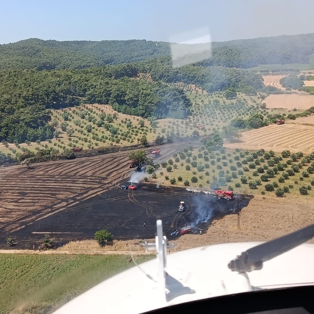 Çanakkale'de tarım arazisinde çıkan yangın ormana sıçramadan kontrol altına...