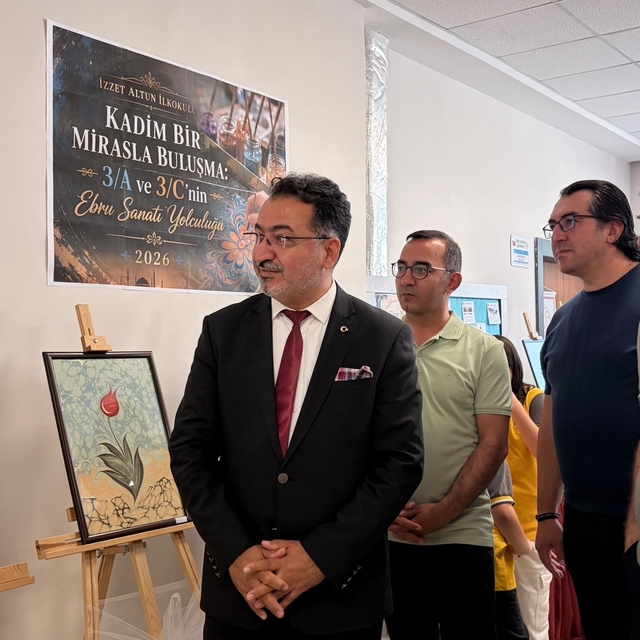 İlkokul öğrencileri ebru eserlerini sergiledi