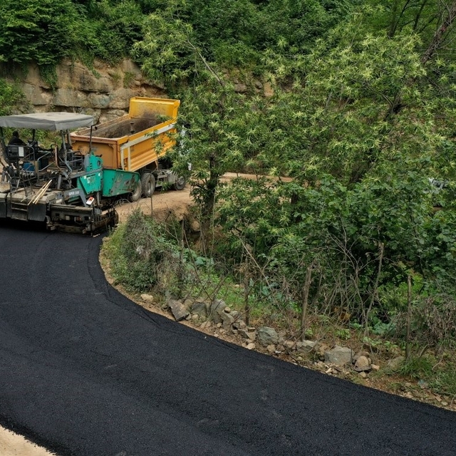 Ordu'nun kırsalında sıcak asfalt çalışmaları