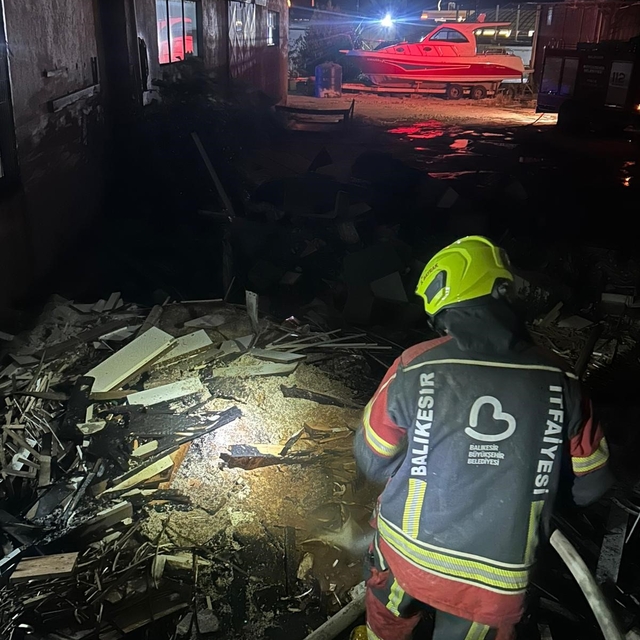 Burhaniye' de ot yangını korkuya neden oldu