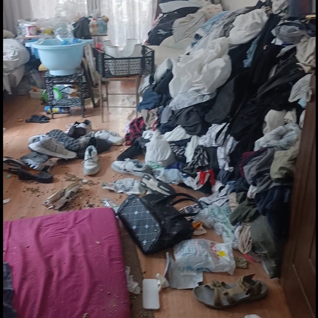 Kötü koku sonrası girilen evden 1 ton atık çıkarıldı